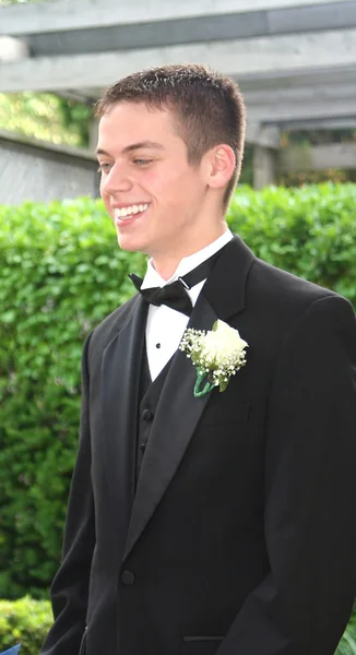 Lachende prom tiener jongen in profiel — Stockfoto