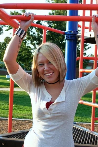 Blond uśmiechający się na placu zabaw — Zdjęcie stockowe