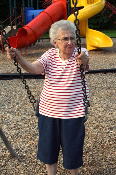 Grand-mère se balançant — Photo