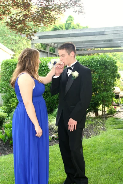 Teenager Junge küsst Prom Date die Hand — Stockfoto
