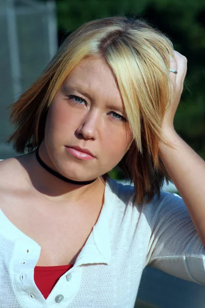 Zewnątrz portret młodej blond kobieta — Zdjęcie stockowe