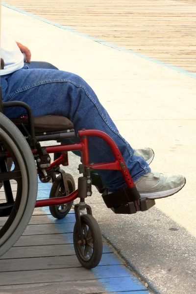 Sedia a rotelle sul lungomare — Foto Stock