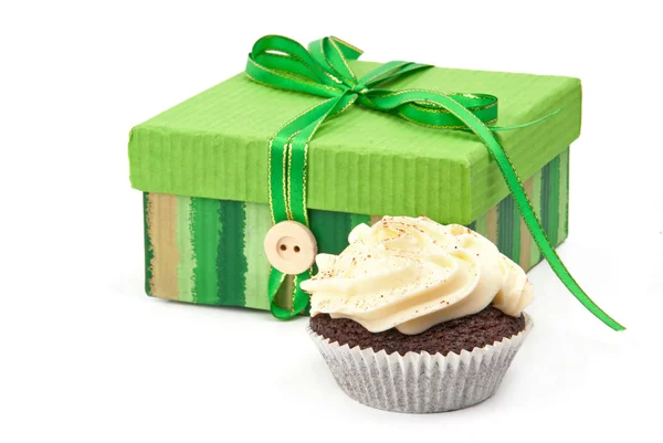 Gift and fruitcake — Stock Photo, Image