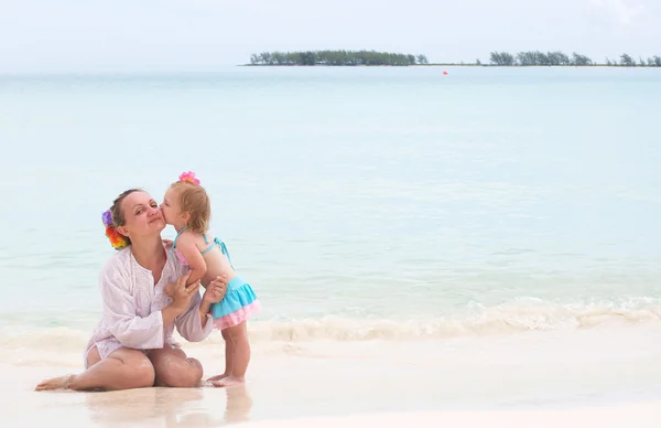 一位母亲和她的女儿在海滩上 — 图库照片