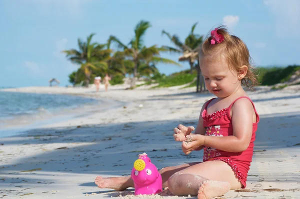 해변에서 여자 아기 스톡 이미지