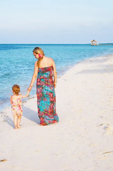 Una madre e sua figlia sulla spiaggia — Foto Stock