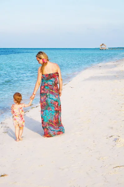 En mor och hennes dotter på stranden — Stockfoto