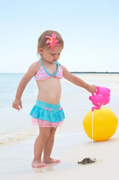 Kız cute bebek plajda oynuyor — Stok fotoğraf