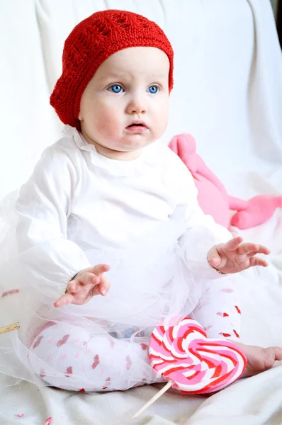 一个可爱的小宝贝女孩在红色帽子 — 图库照片