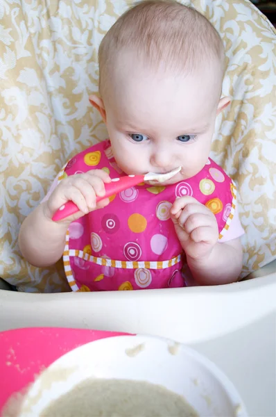 Baby isst Getreide — Stockfoto