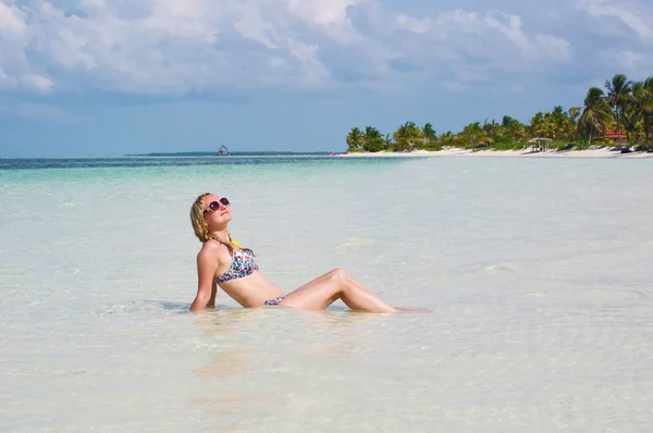 Eine junge Frau im Bikini am Strand — Stockfoto