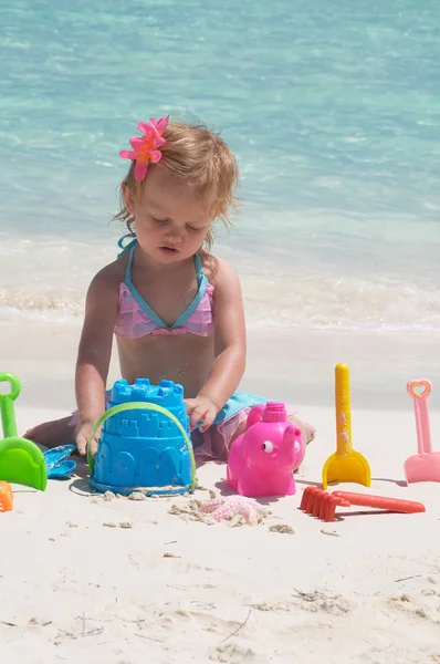 La bambina sta giocando sulla spiaggia — Foto Stock