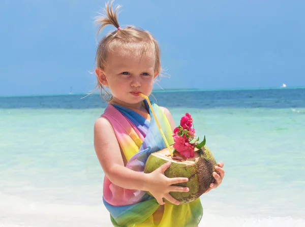 코코넛 우유를 마시는 아기 소녀 로열티 프리 스톡 이미지