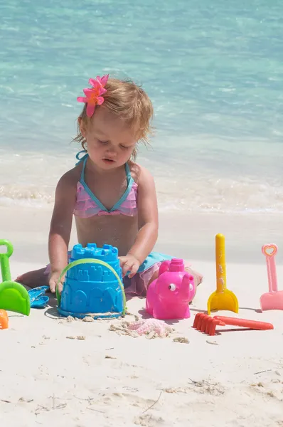 Bebê menina está jogando na praia Fotos De Bancos De Imagens