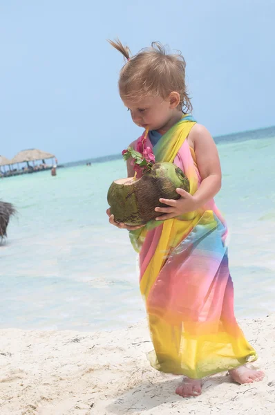Um bebé e um coco — Fotografia de Stock