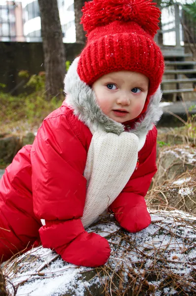 Cute dziewczynka w snowsuit — Zdjęcie stockowe
