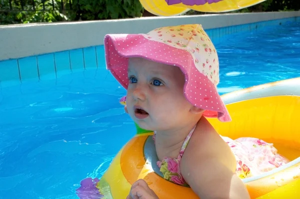 Ein süßes kleines Mädchen im Schwimmbad Stockfoto