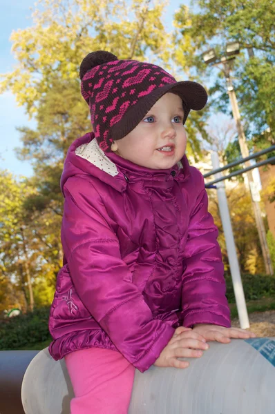 Een meisje van de baby speelt buiten — Stockfoto