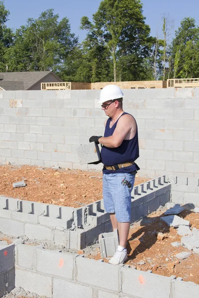 Mason com bloco de concreto — Fotografia de Stock