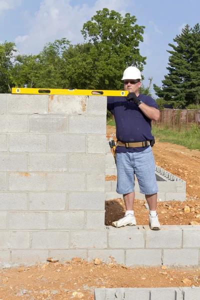 Mason com bloco de concreto — Fotografia de Stock