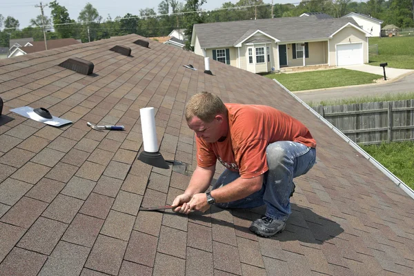 屋根葺き職人の作業 — ストック写真