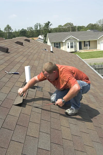 屋根葺き職人の作業 — ストック写真