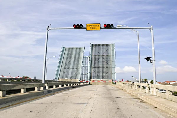 Opracowuje mostu — Zdjęcie stockowe
