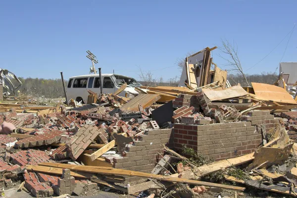 Tornado hits kerk — Stockfoto