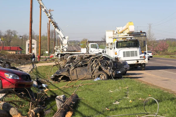 Автомобиль, уничтоженный Торнадо — стоковое фото