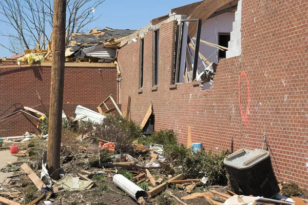 Tornado hits kerk — Stockfoto
