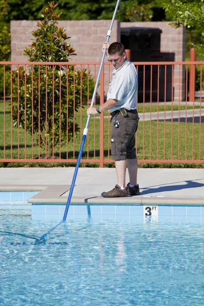 Técnico de serviço de piscina ativa — Fotografia de Stock