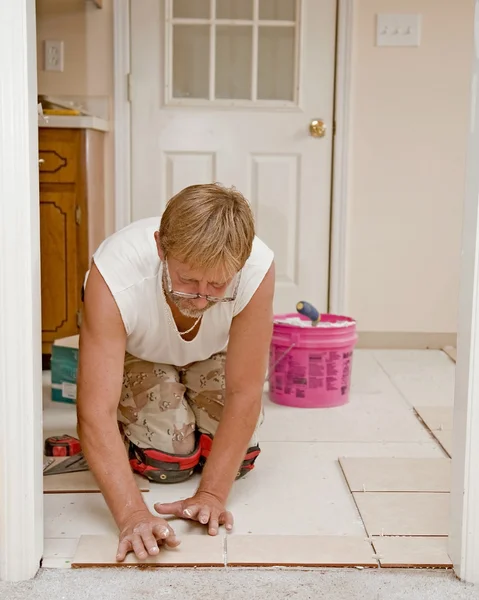 Instalador de piso de cerámica —  Fotos de Stock