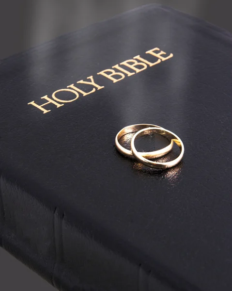 Closed Bible & Wedding Rings — Stock Photo, Image