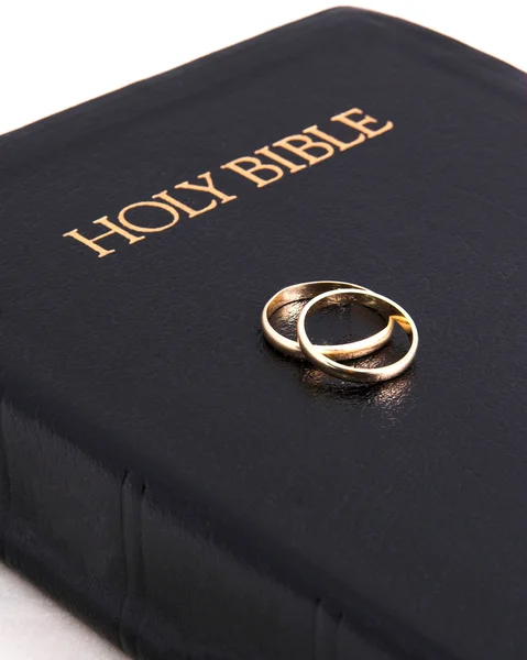 Closed Bible & Wedding Rings — Stock Photo, Image
