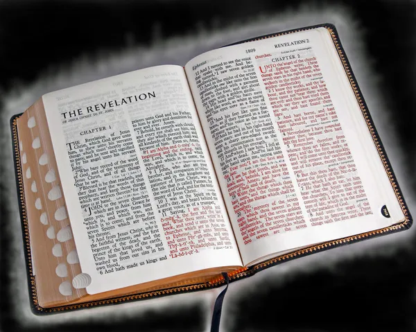 La Bible en gros plan rayonne — Photo
