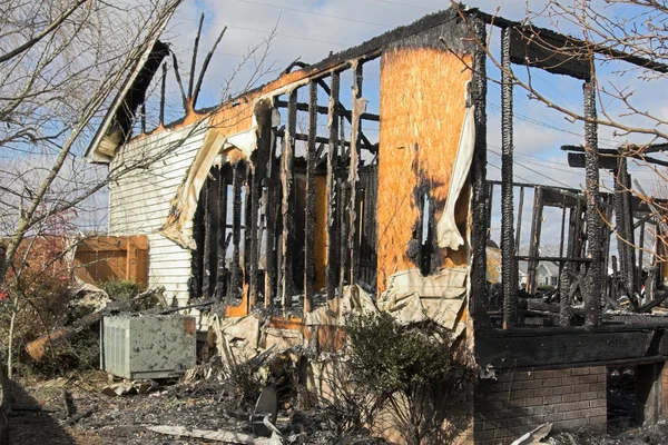 Сгоревший дом — стоковое фото