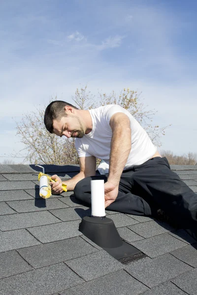 Reparação de telhados — Fotografia de Stock