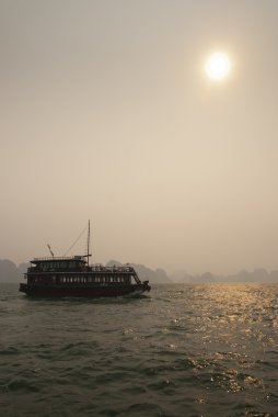 Vietnam 'da Halong Körfezi' nde tekne