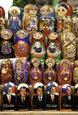 Bakü Azerbaijan pazarındaki Rus matrioshka bebekleri