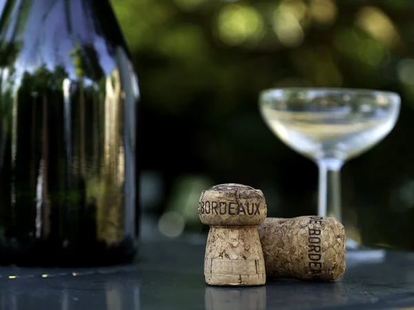 Winebottle, glas en kurk in bordeaux Frankrijk — Stockfoto