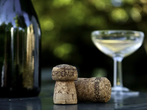 Botella de vino, vidrio y corcho en Burdeos Francia —  Fotos de Stock