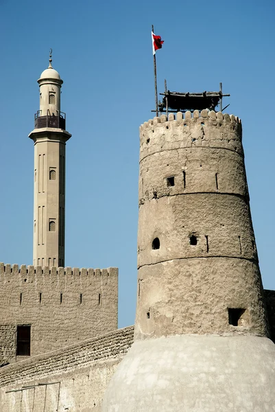 Toren en minaret in oude fort gebied van dubai — Stockfoto