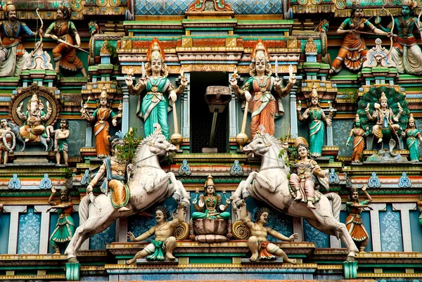 Templo hindu com deuses indianos kuala lumpur malaysia — Fotografia de Stock