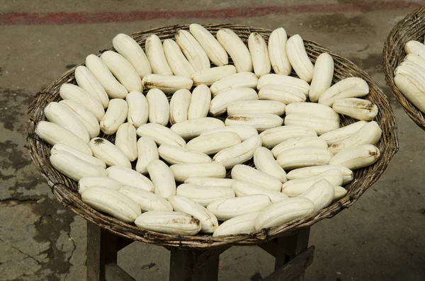 Бананы, высыхающие в Камбодже — стоковое фото