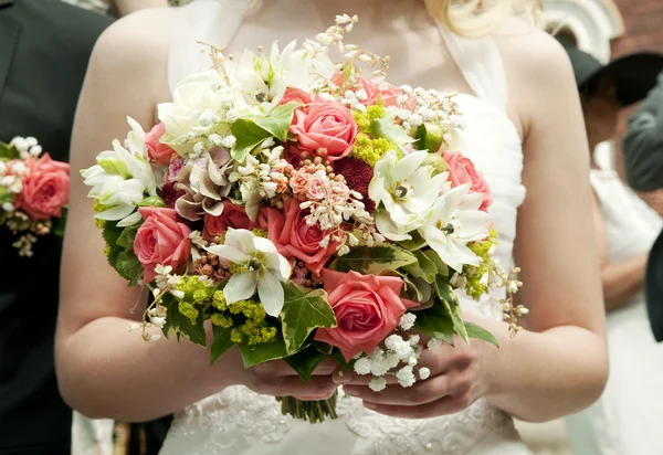 Mariée tenant un bouquet de fleurs au mariage — Photo