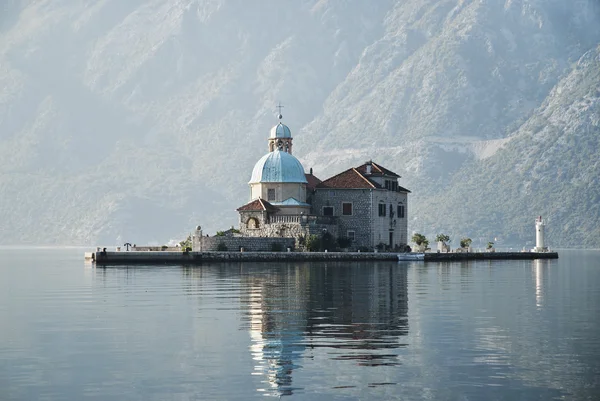 Церковь в Пераст-Которском заливе Черногории — стоковое фото