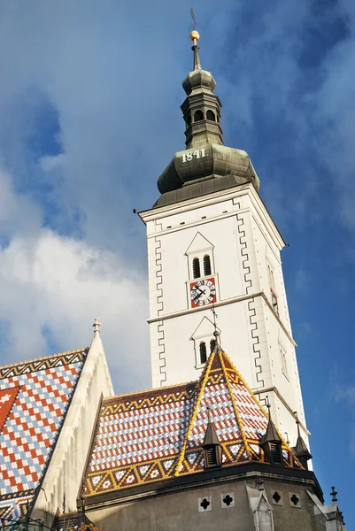 クロアチアの首都ザグレブで教会の尖塔 — ストック写真