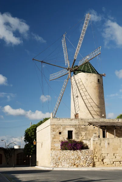 Ветряная мельница на острове Гозо на Мальте — стоковое фото