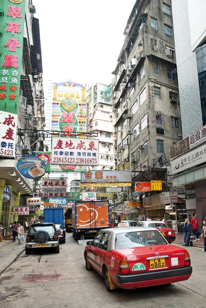 Hong kong centro de la ciudad calle con taxi —  Fotos de Stock