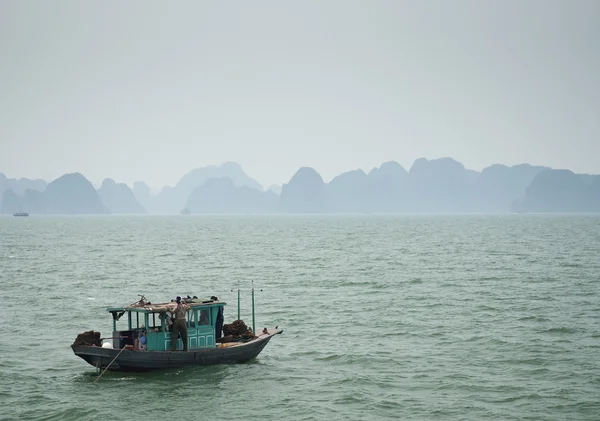 Člun na Halong Bay ve Vietnamu — Stock fotografie